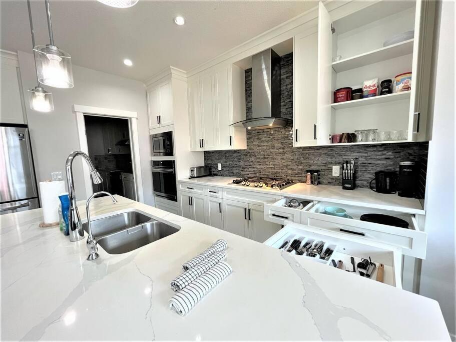 Luxury Retreat For Large Groups Villa คาลการี ภายนอก รูปภาพ