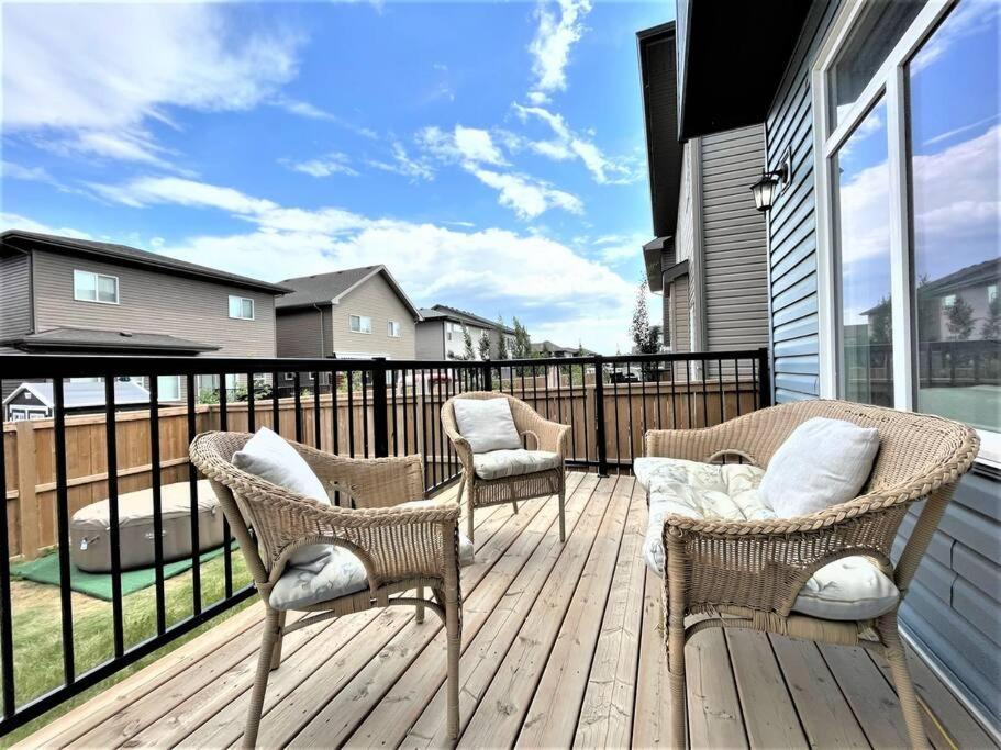 Luxury Retreat For Large Groups Villa คาลการี ภายนอก รูปภาพ